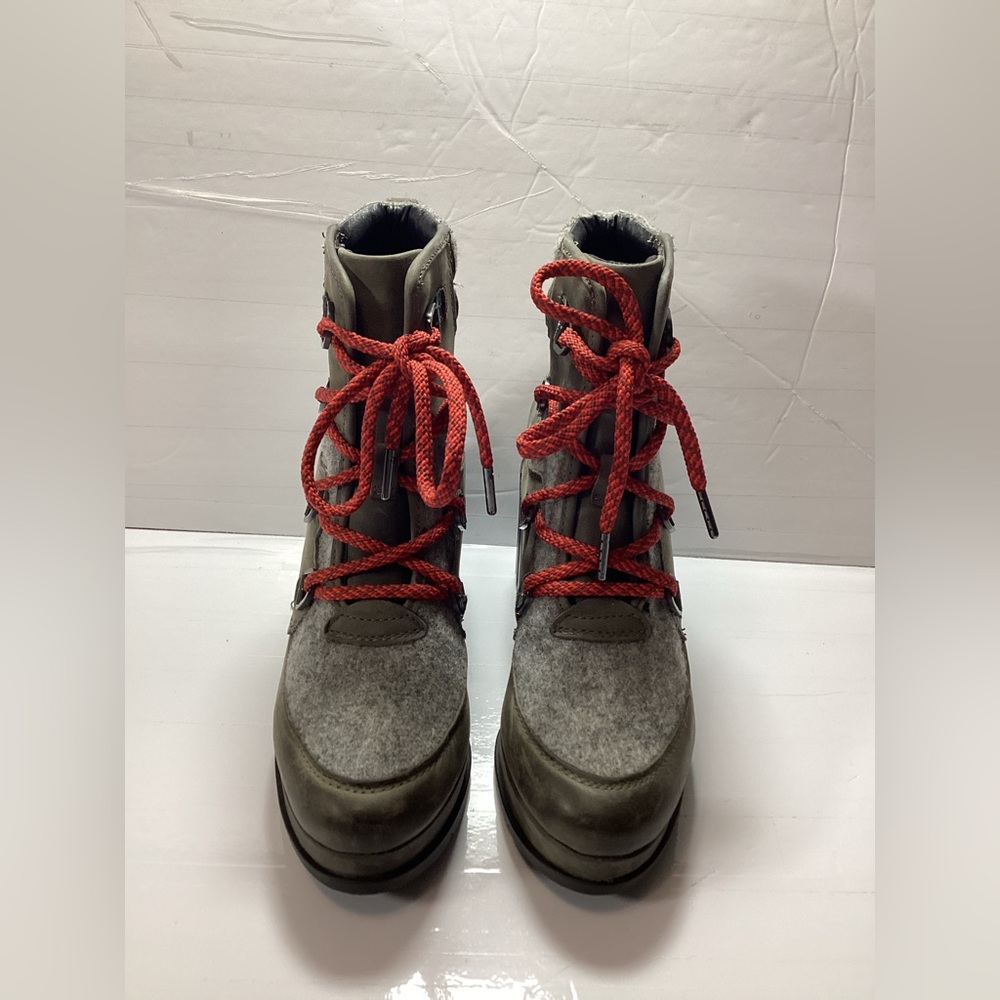 Sorel Women's Boots with Red Laces Leather 8.5